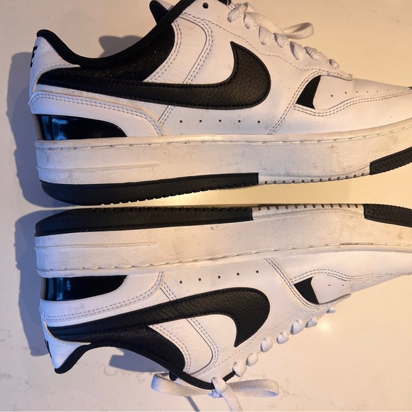Nike White and Black Women’s Sneakers - Picture 3 of 5